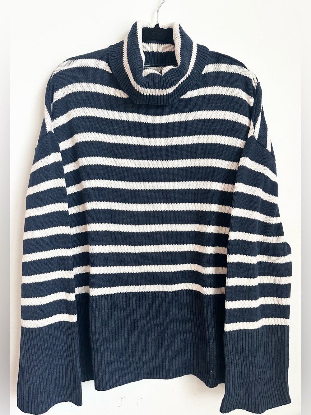 Like New! GAP Women’s Navy and White Striped Turtleneck Sweater Size L Tall